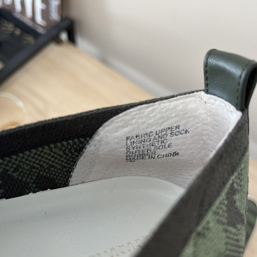 Banana Republic Women's Sustainable Flyknit Slip on Sneaker Olive Camo Size 7 - Picture 8 of 8